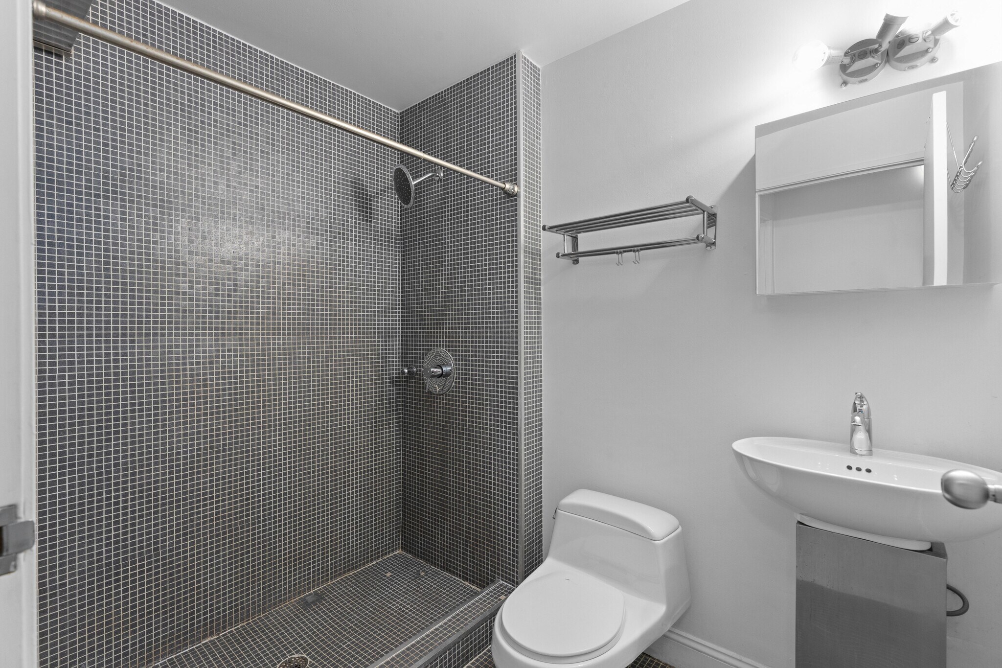 Building Photo - 6533 E Jefferson Ave