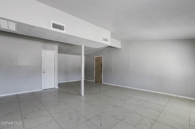 Building Photo - 4212 Roxbury Dr