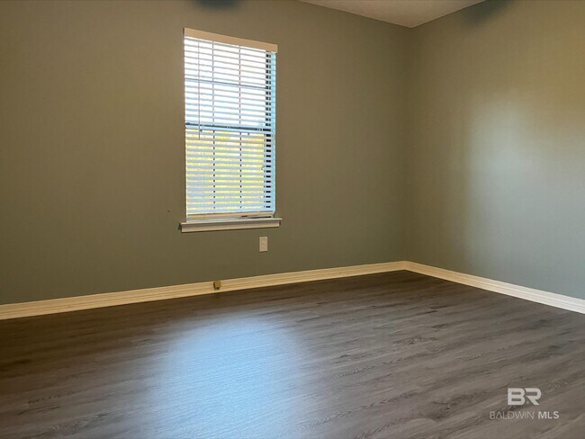 Building Photo - 10510 Gayfer Rd Ext