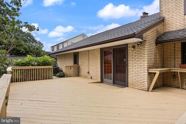 Building Photo - 10 Traynor Ln