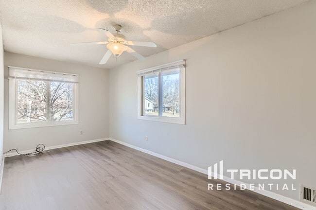 Building Photo - 16691 N Hillcrest Ct