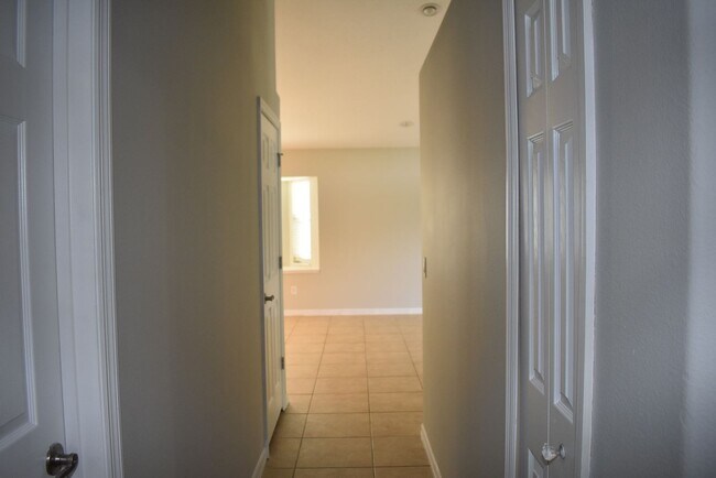 Building Photo - 2415 Sabastian St