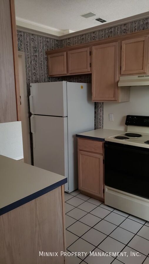 Building Photo - 6115 8th Dr