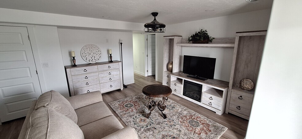 Living room from entrance - 704 N Bennedict Dr