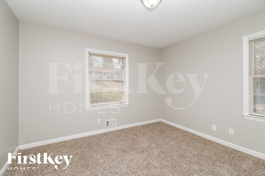 Building Photo - 2672 Lilac Dr