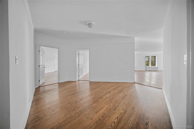 Building Photo - 779 Riverside Dr