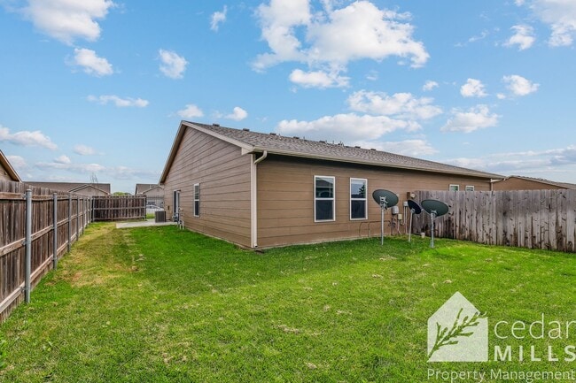 Building Photo - Brand New 3 Bed Duplex Across from NE Magnet