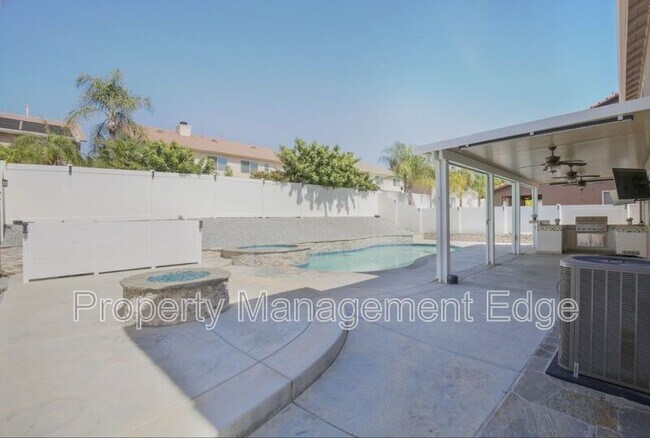 Building Photo - 29880 Pinehurst Dr