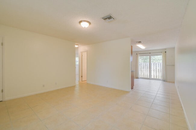Building Photo - 8839 SE Hobe Ridge Ave