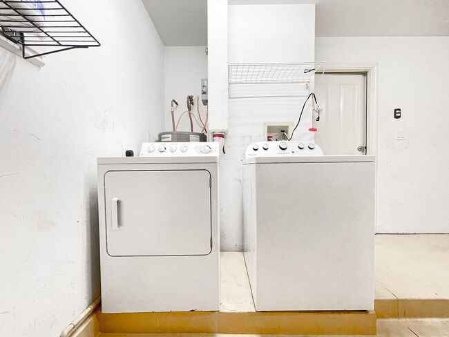 Building Photo - Pet-Friendly Townhouse with Central A/C