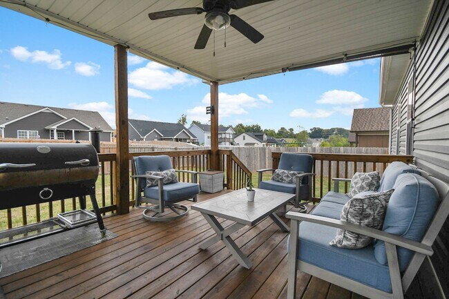 Building Photo - Pet Friendly Three Bedroom with Bonus!