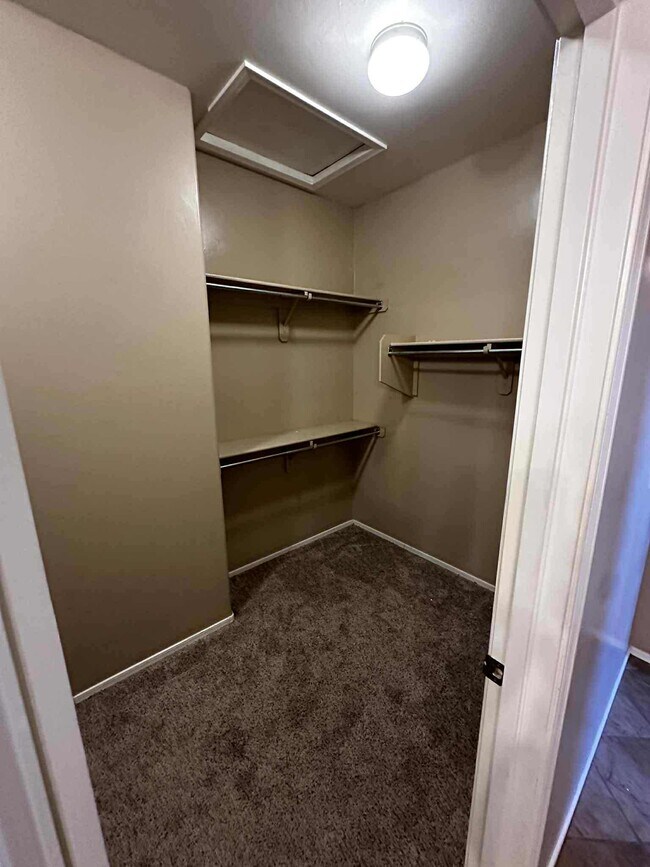 Building Photo - 1120 E Mt Shibell Dr