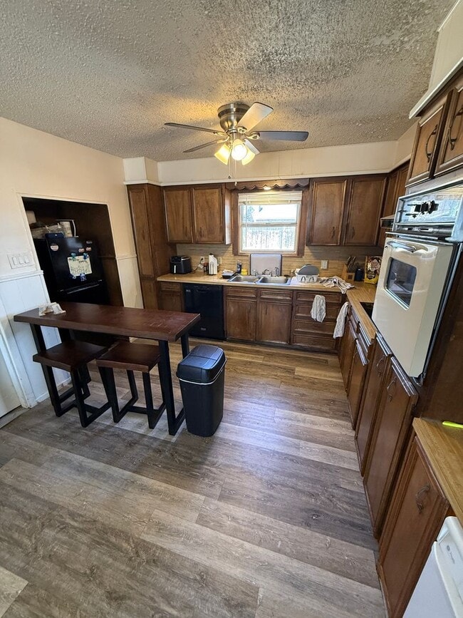 Building Photo - Pre Leasing for fall 2026! 5 bedroom 2 bath by LCU!