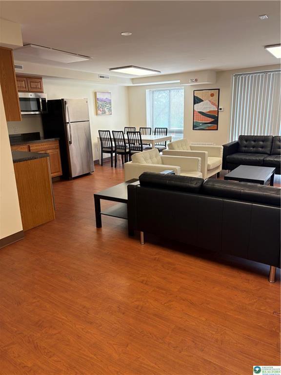 Building Photo - 911 George St