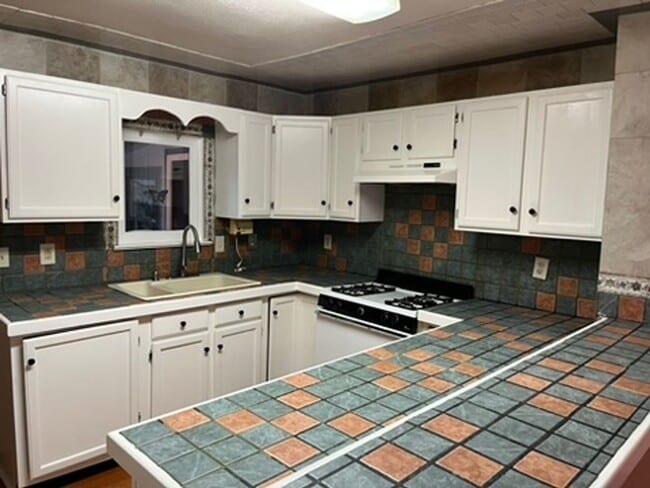 Building Photo - Charming 4 Bedroom 2 bath apartment near d...