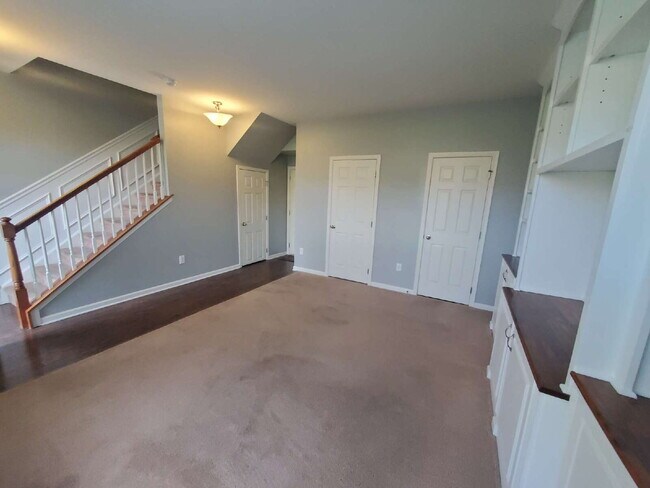 Building Photo - Impeccable 3 Bed / 2.5 Bath Townhome – Packed with Custom Upgrades!