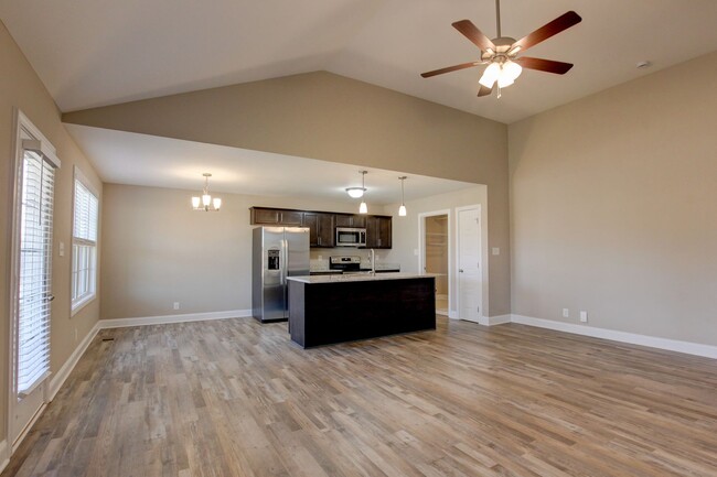 Building Photo - Fresh and Clean 3 bed 2 bath.  Sweet layout!