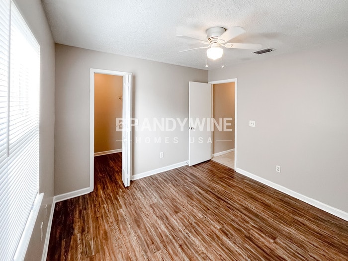 Building Photo - 8055 International Village Dr