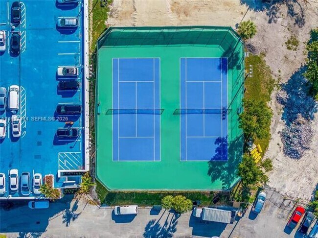 Building Photo - 100 Bayview Dr