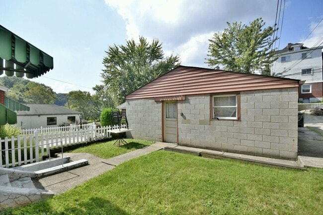 Building Photo - Triplex