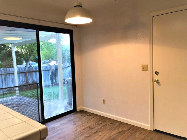 Building Photo - AVAILABLE FOR MOVE IN ON 8/1/26 -  RECENTLY RENOVATED 3 BED, 2 BATH 1 STORY ON LARGE CORNER LOT