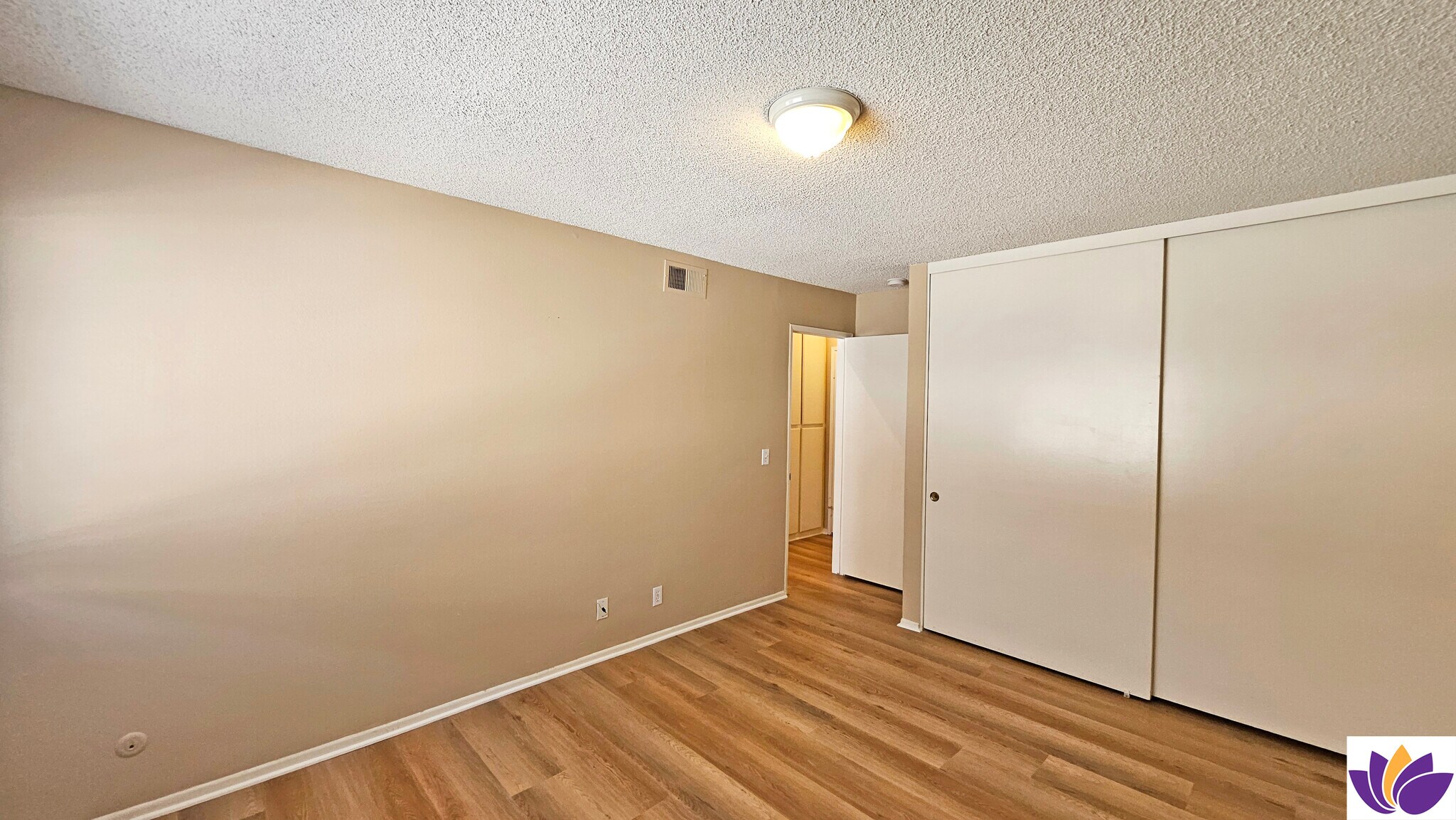 Building Photo - 5800 Owensmouth Ave