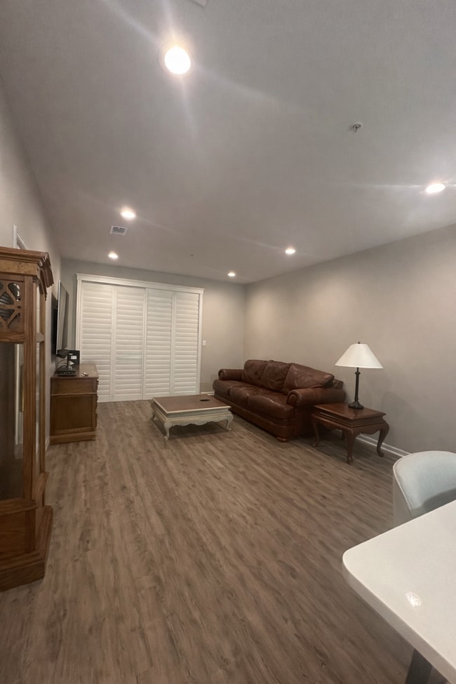 Building Photo - MOVE IN PROMO!!! ONE MONTH FREE --- Beautiful Condo walking distance to Grand Boulevard!