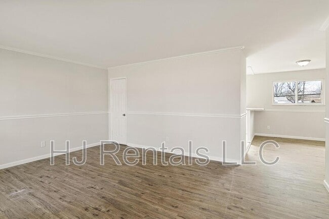 Building Photo - 650 Sherwood Dr