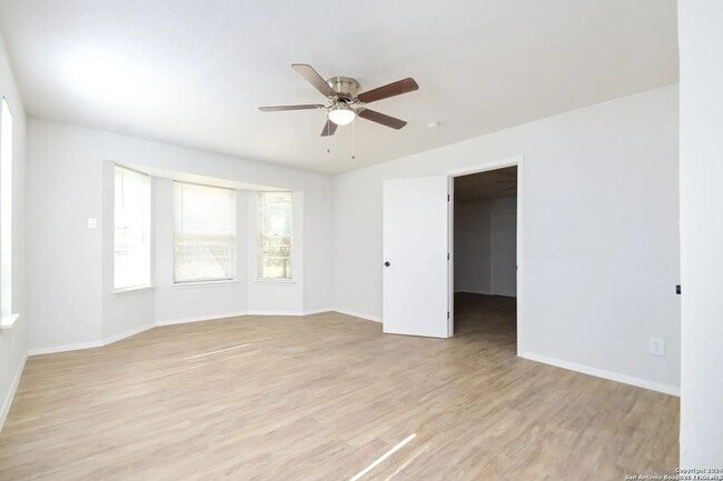 Building Photo - Modern 4-Bedroom House Near Leon Valley