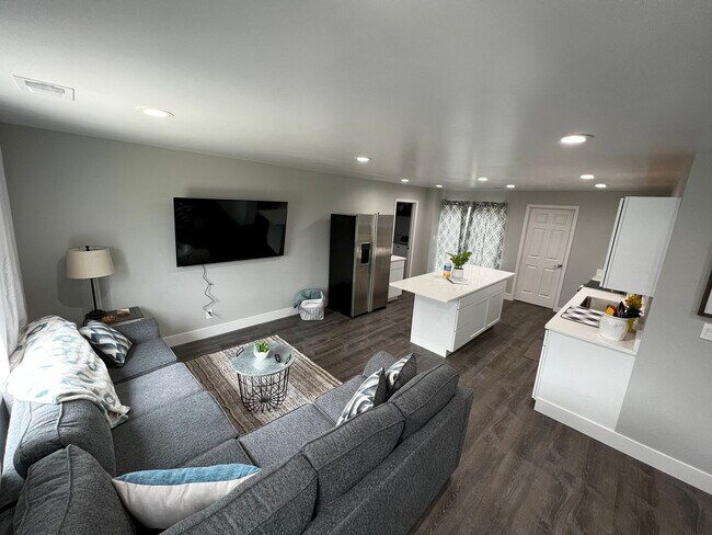 Building Photo - Fully Furnished rental with excellent cent...