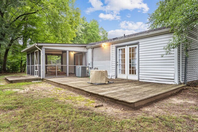 Building Photo - 501 Ashwood Dr