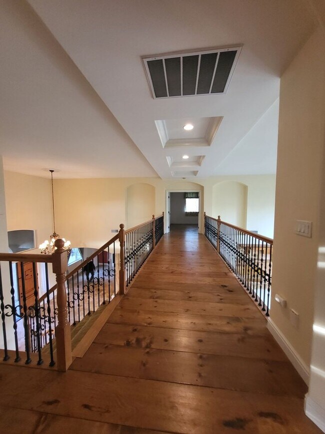 Building Photo - Absolutely Gorgeous 4BD / 3BA Home with Pool in Quiet Neighborhood