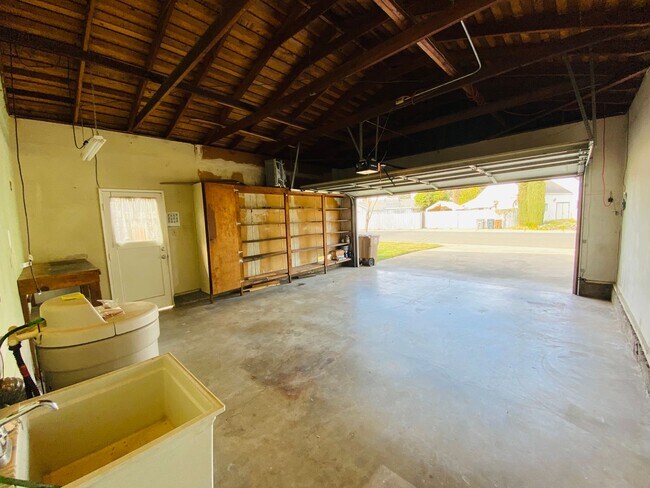 Building Photo - Cute Corner Lot!