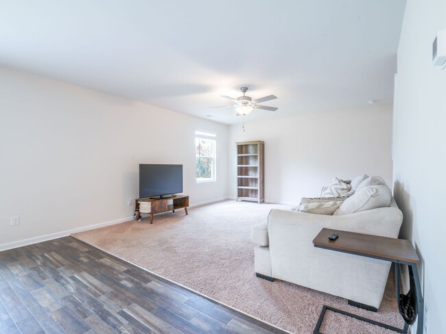 Building Photo - 551 Poppleton Dr