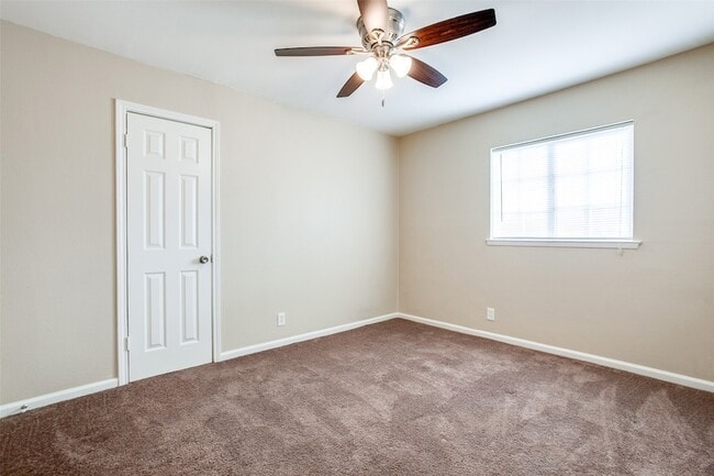 Building Photo - 811 Brentwood Ln