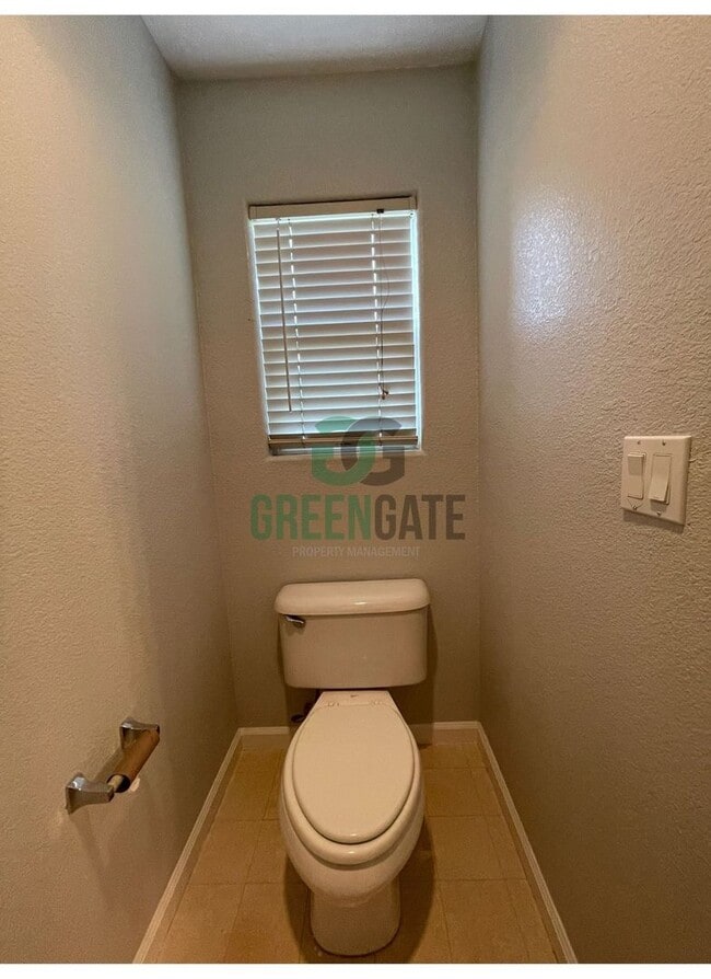 Building Photo - Two story 4 bedroom, 2.5 bath home in Stoc...