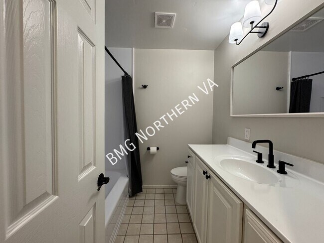 Building Photo - 1109 Hillcrest Dr SW