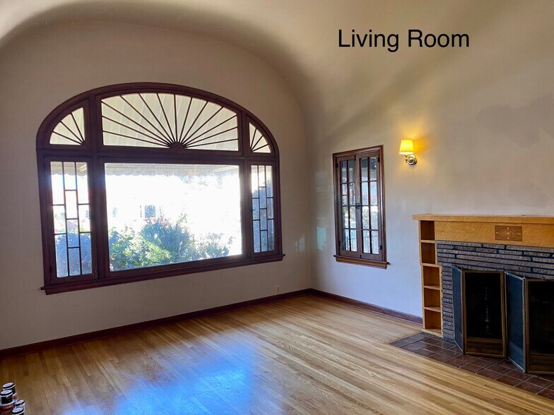Living room with high vaulted ceiling - 948 N Howard St