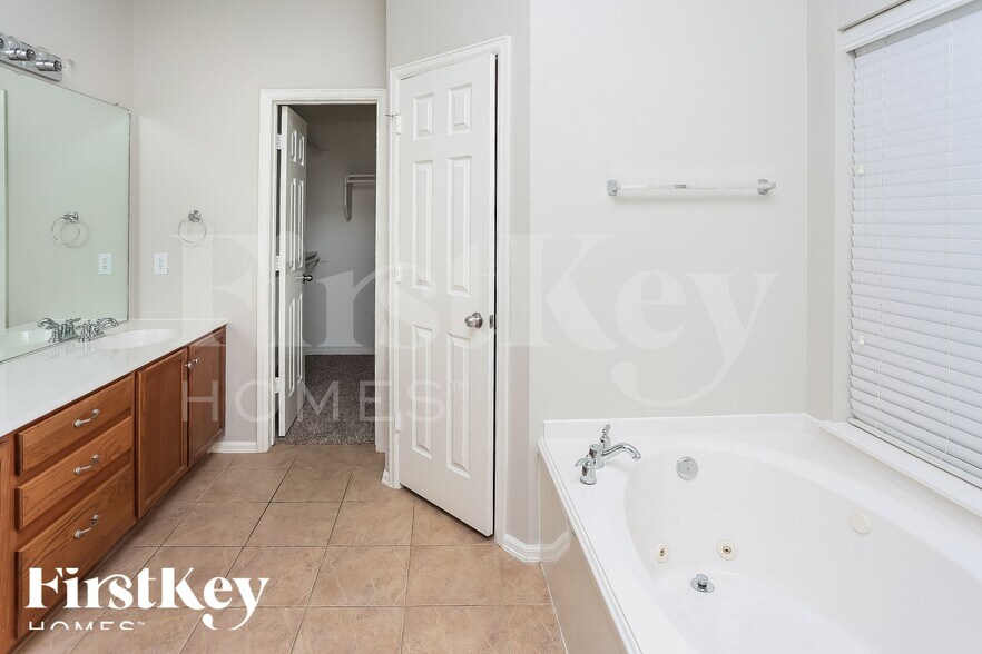 Building Photo - 2852 Maple Creek Dr