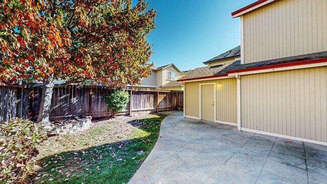 Building Photo - Beautiful 3 Bedroom 2.5 Bath Single Family...