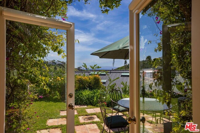 Building Photo - 1336 Bienveneda Ave