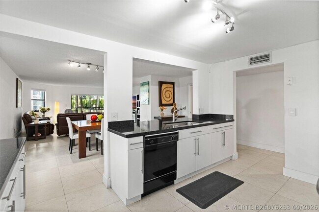 Building Photo - 16051 Blatt Blvd