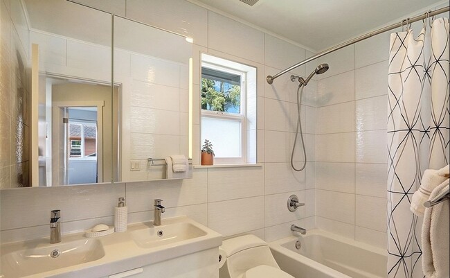 Building Photo - Beautifully remodeled 4bd, 3ba home in EVE...