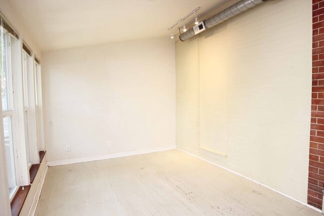 Building Photo - 637 Mathews St