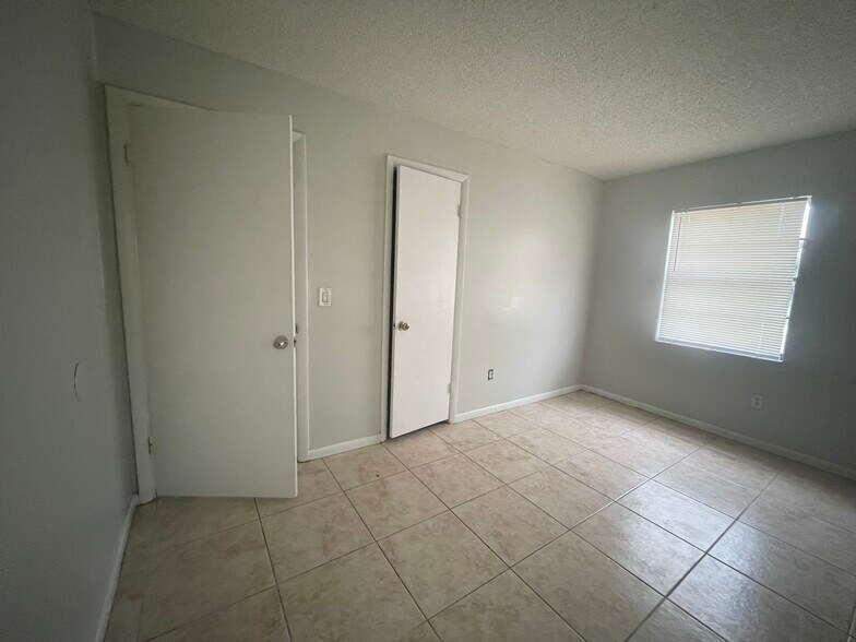 Building Photo - 1637 Barbarie Ln