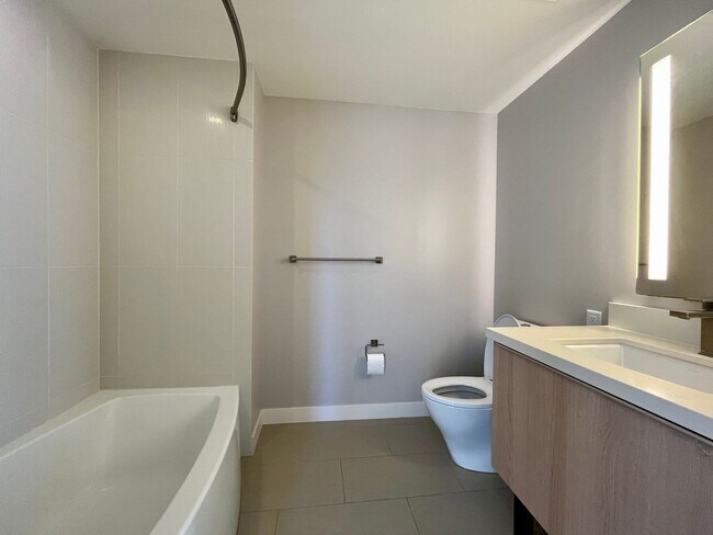 Building Photo - Symphony Honolulu: 2 Bed, 2 Bath w/ 2 Park...