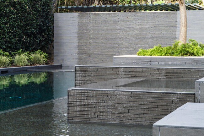 Building Photo - 8070 La Jolla Scenic Dr N