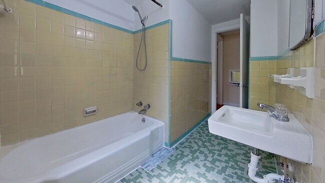 Building Photo - Chaming 2-Bed apartment on Atlantic Blvd!