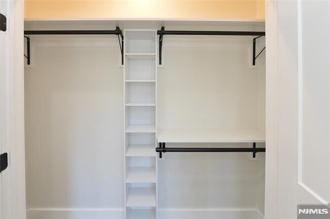 Building Photo - 203 3rd St