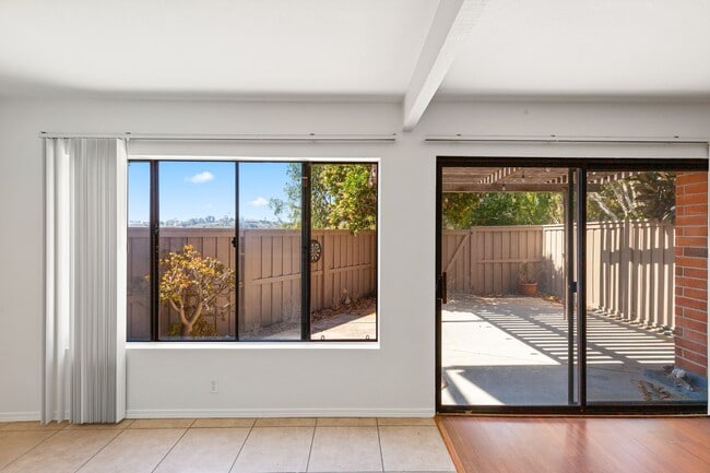 Building Photo - Spacious & Central 3BR/2.5 BA Town Home